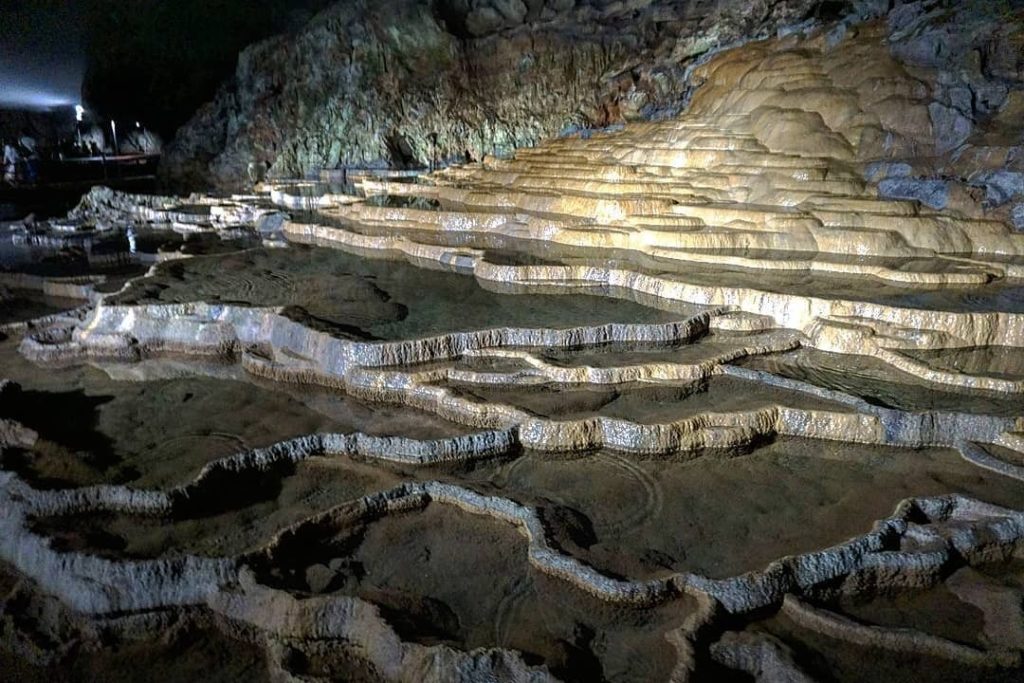 Visit Japan: One of the largest limestone caves in Japan is located in Yamaguchi Prefecture i… One of the largest limestone caves in Japan is located in Yamaguchi Prefecture i...
