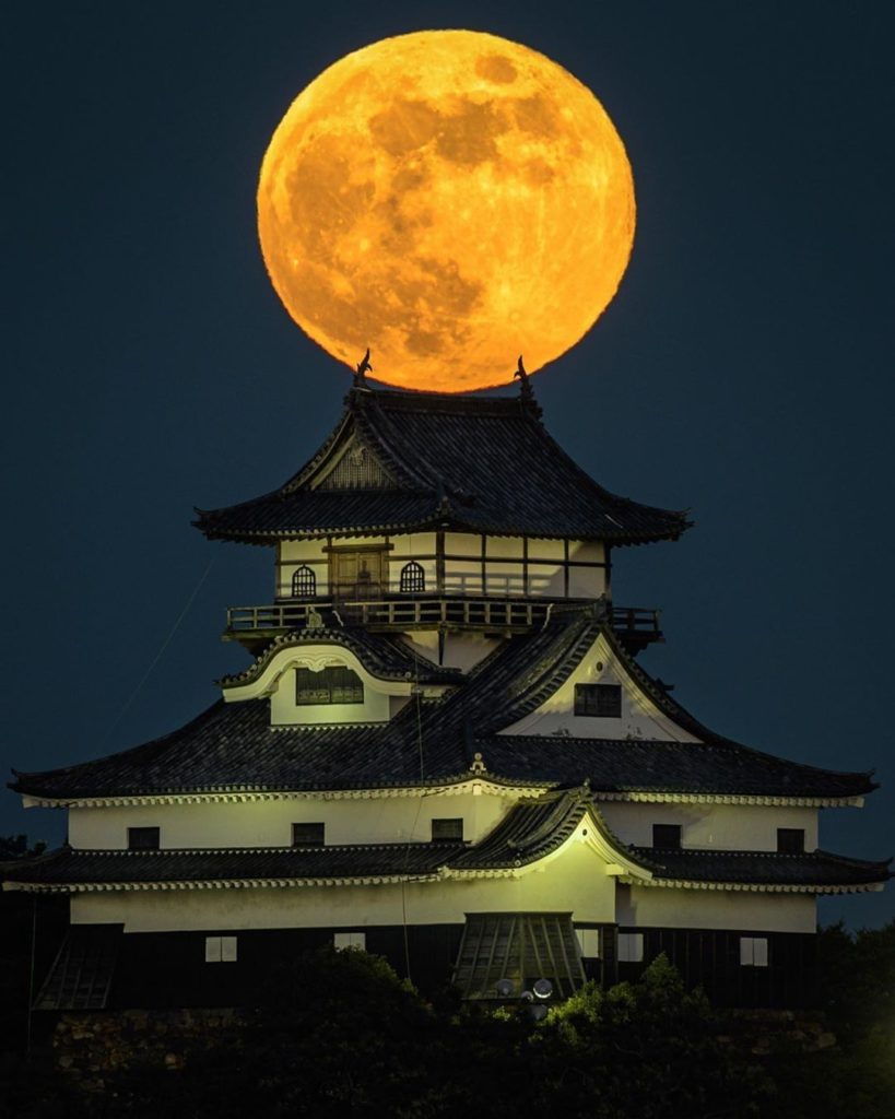 Have you ever seen architecture look as good with the moon as Inuyama Castle doe...