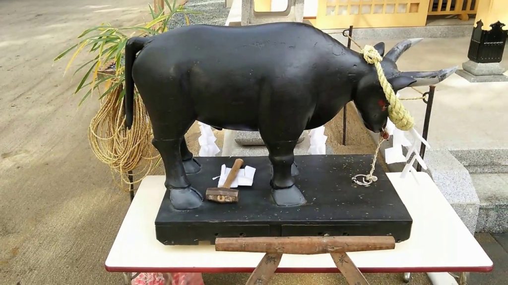 MYSTERY Black Cow Statue at Ichinomiya Jinja at Kagoshima City : Animals Statues of Japanese Shrine