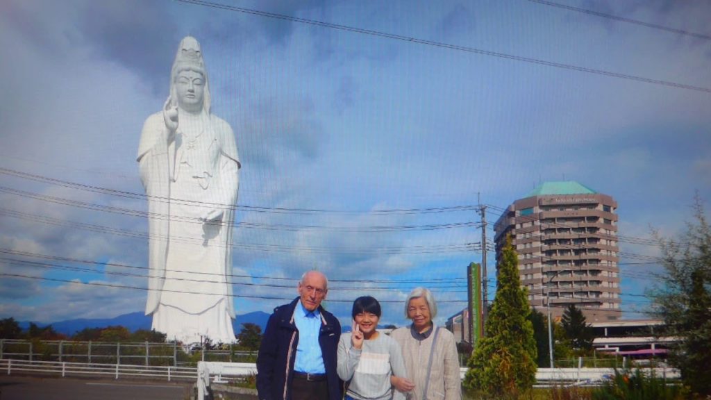 Daikannon Statue in Sendai (Japan ) ist 100 m hoch / Musik  Sukiyaki /ue omuitearukuo/