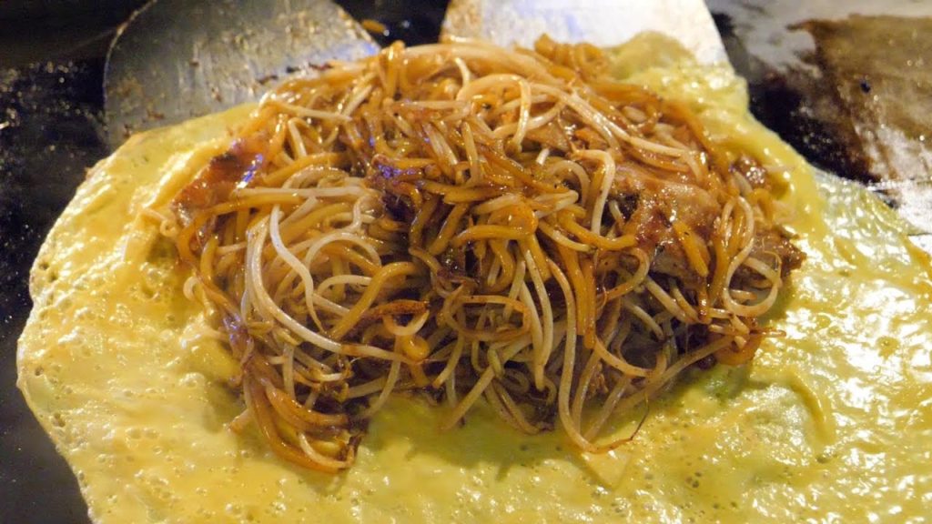 오믈렛 야끼소바 japanese omelette fried noodles (yakisoba) - korean street food
