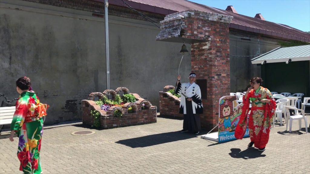 They enjoyed a kimono experience trip to Hakodate at "m-modern.com"