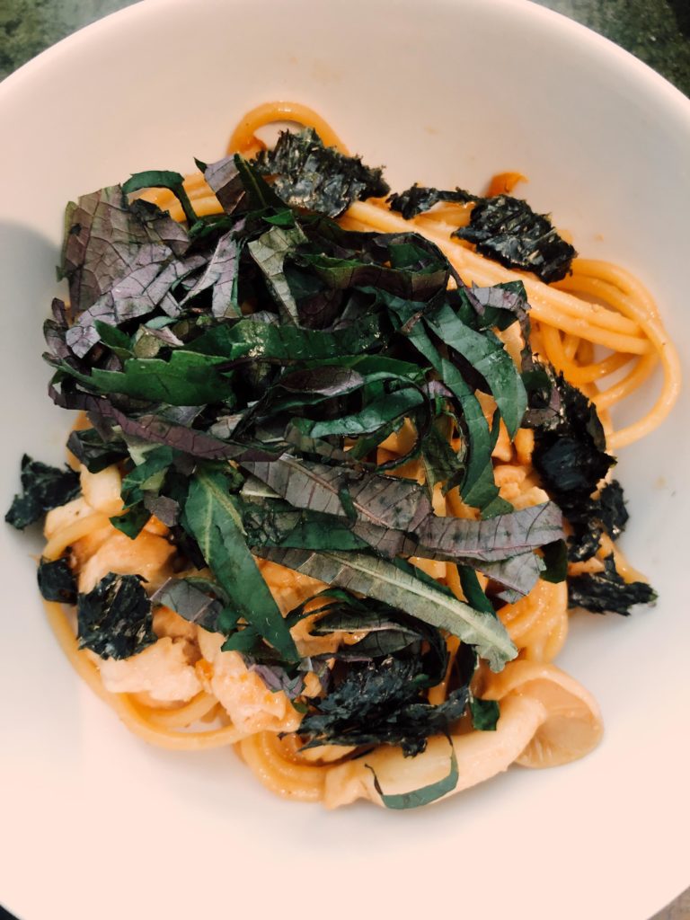 Ume-shiso spaghetti with chicken and bunashimeji