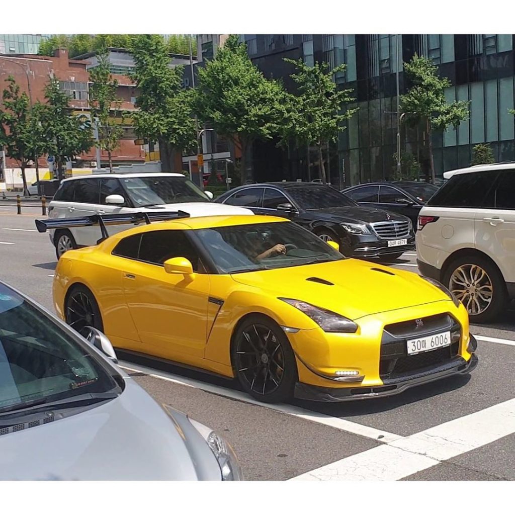 Stand out from the crowd with a yellow GT-R! 

Photo  @autogespot 

.
.
.
.
Foll...