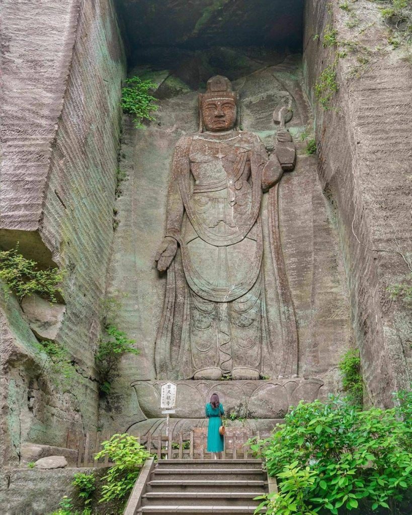 This 30-meter tall Hyaku-Shaku Kannon can be found at Mount Nokogiri's Nihon-ji ...