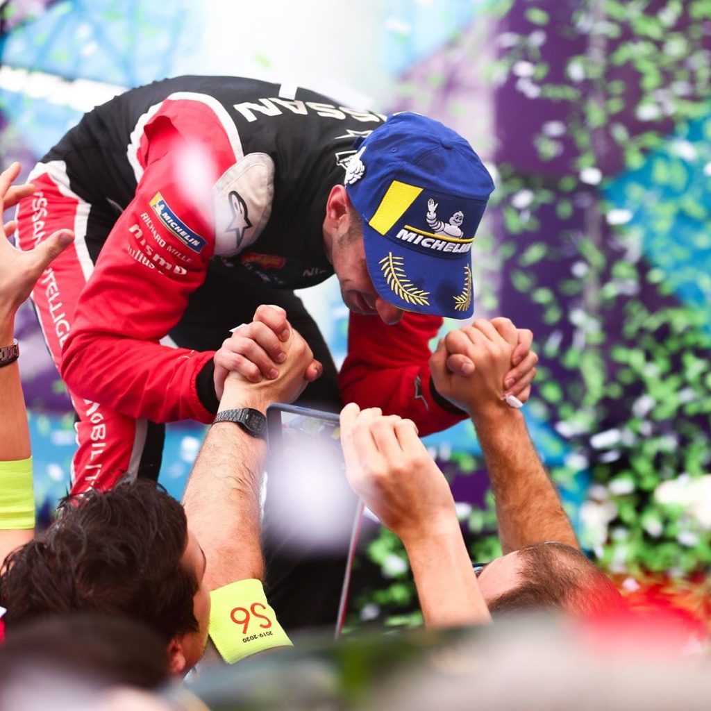 Hand to hand, we miss our fans  #FormulaE #Season6 @sebastien_buemi...