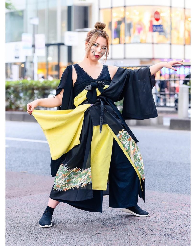20-year-old Japanese artist Lisa (@drawing_risa) - known in the Tokyo street fas...