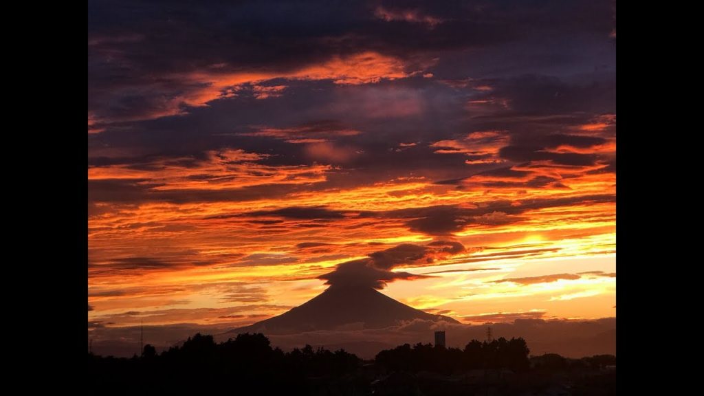 Sunset and Mount Fuji looked like volcanic eruption.