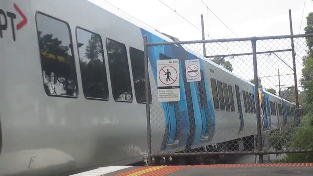 Rosanna Railway Station - Train Approaching
