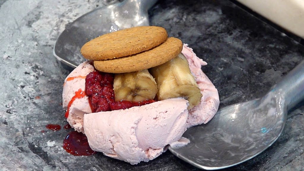 콜드스톤 Cold Stone Ice cream, Mixed Ice Cream on the Cold Stone - Korean Street Food