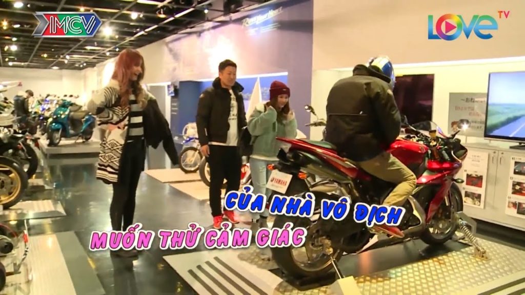 Mlee và Ribi Sachi tham quan bảo tàng xe Yamaha xong lên máu đi đua xe luôn 😆 | ĐI ĐỂ KHÁM PHÁ 10