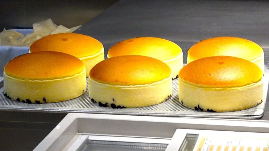 Japanese Street Food - UNCLE RIKURO'S CHEESECAKE Freshly baked Cheesecake sweets Osaka Japan