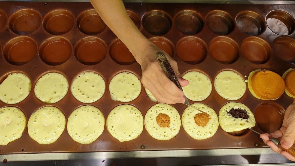 (4K) Japan Street Food - 18th Century Japanese Peanut Pancake 日本花生車輪煎饼