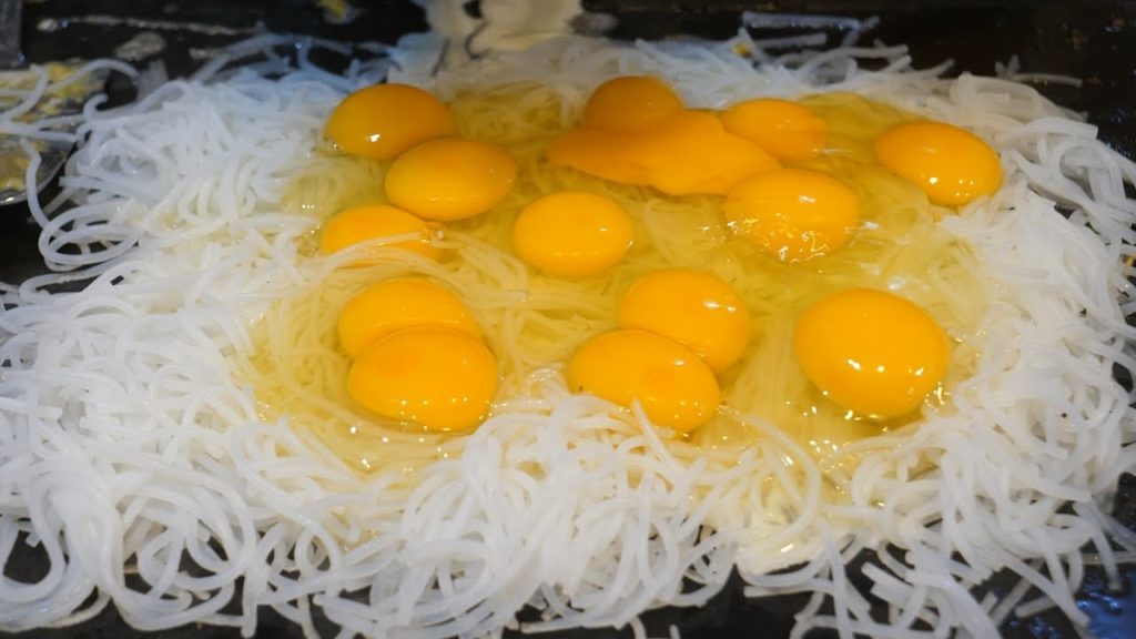 Egg Dumpling with Noodle - Korean Street Food in Busan