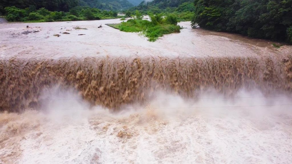 豪雨で激流となった「除ヶの堰堤」（重信川）をドローンで空撮【愛媛・東温市】