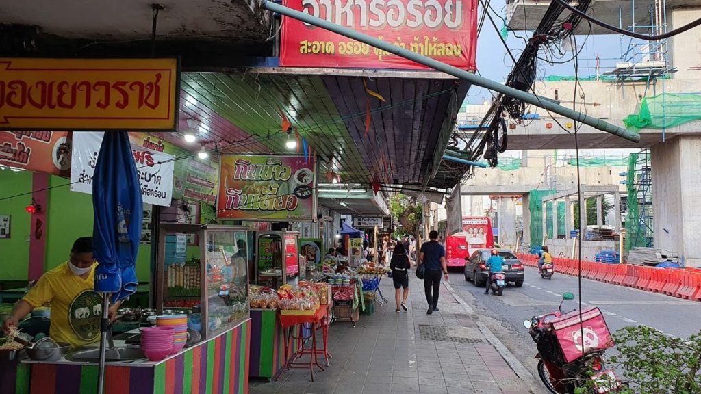[4K] Bangkok City Evening Walk | Street Food Stalls and Local Market