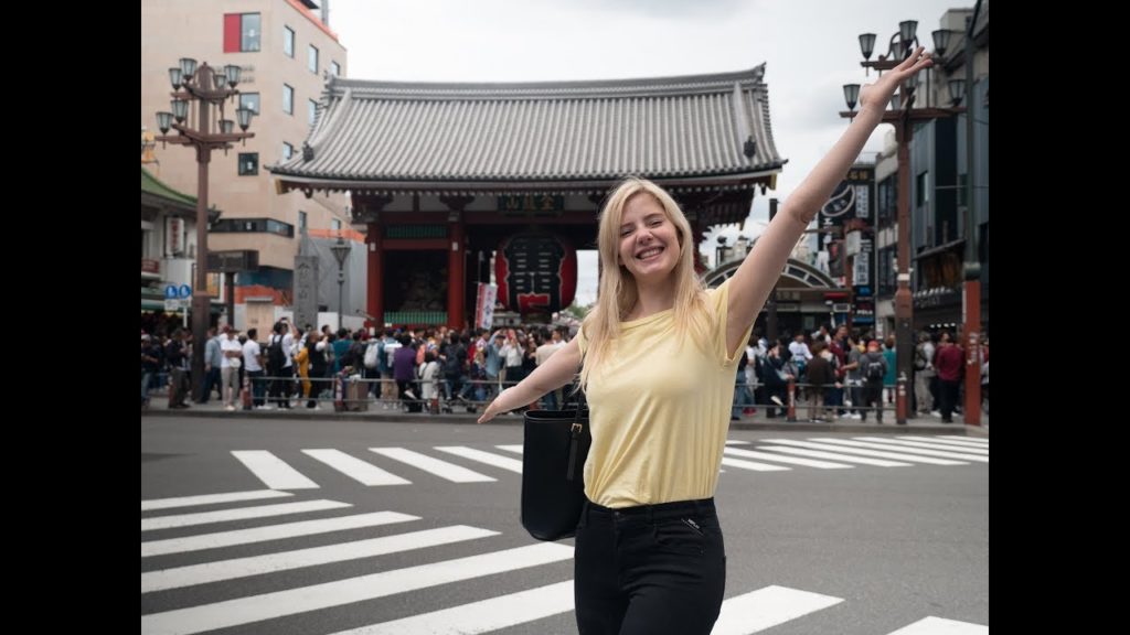 Traditional Japanese sweets and fortune telling in central Tokyo