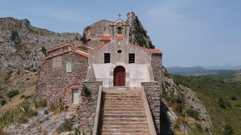 [DRONE] Ermitage Notre-Dame-de-Pène et sa croix - Vallée de l'Agly - Pays Catalan - juillet 2020
