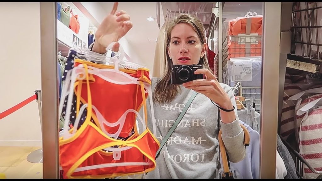 Shopping in Tokyo, Japan at UNIQLO in Takashimaya Department Store (高島屋タイムズスクエア) Shopping in Tokyo, Japan at UNIQLO in Takashimaya Department Store (高島屋タイムズスクエア)