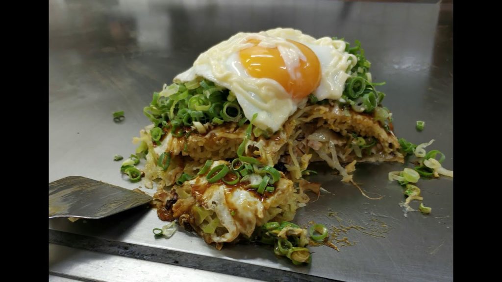 Elaboración de OKONOMIYAKI en Okonomimura - Hiroshima 2018