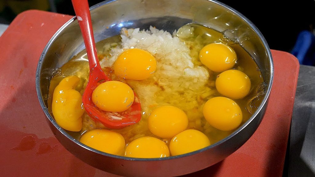 촉촉한 왕계란말이 - 가락시장 / giant rolled omelette - korean street food