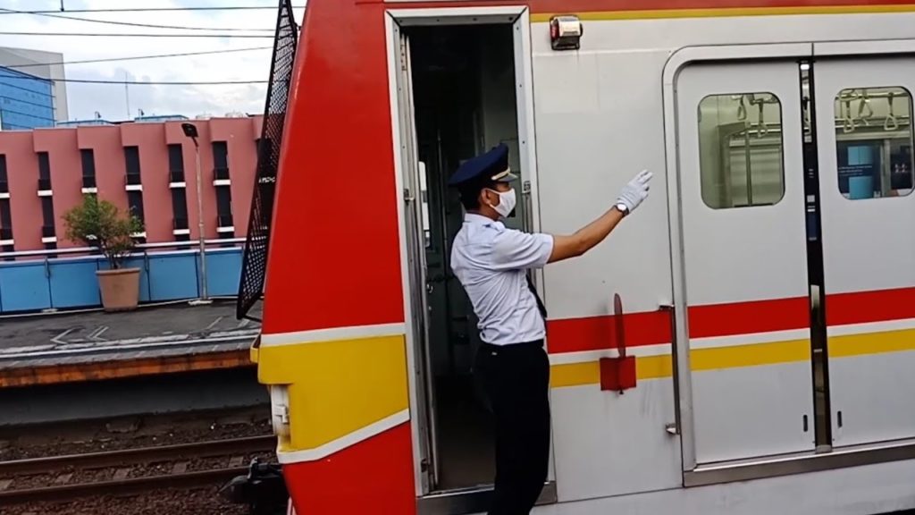 KRL COMMUTER LINE TUJUAN JAKARTA KOTA TIBA DI STASIUN JUANDA