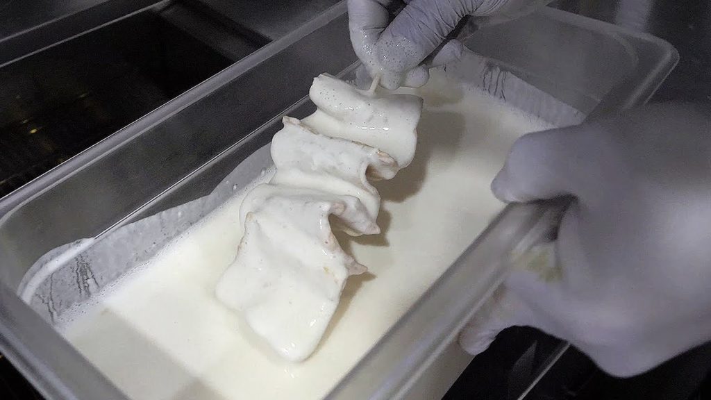 오징어 먹물 떡볶이 / squid ink stir-fried rice cake - tteokbokki / korean street food