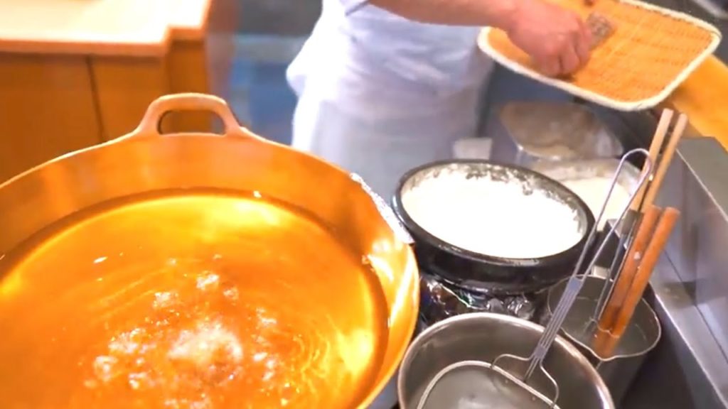 【行列のできる店】浅草の高級天ぷら 超貴重な職人技！The Art of Making Tempura!