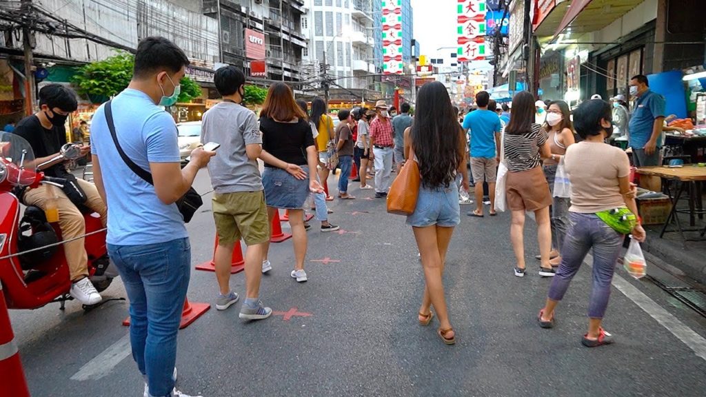 Long Waiting Line For This Popular Seafood Street Vendor - Bangkok Street Food