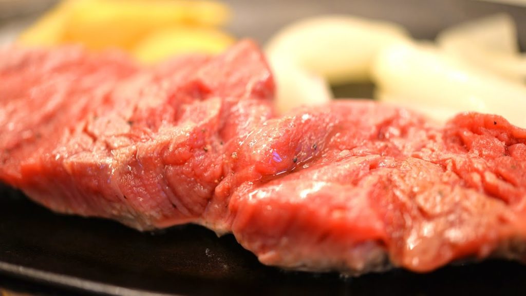 Jack's steak lunch 今日もジャッキーステーキハウスのテンダーロインステーキを那覇到着直後に食べたが昼食だし鉄板はぬるめで注文したので最後まで生肉でアイスティー:夏の沖縄・渡嘉敷の旅