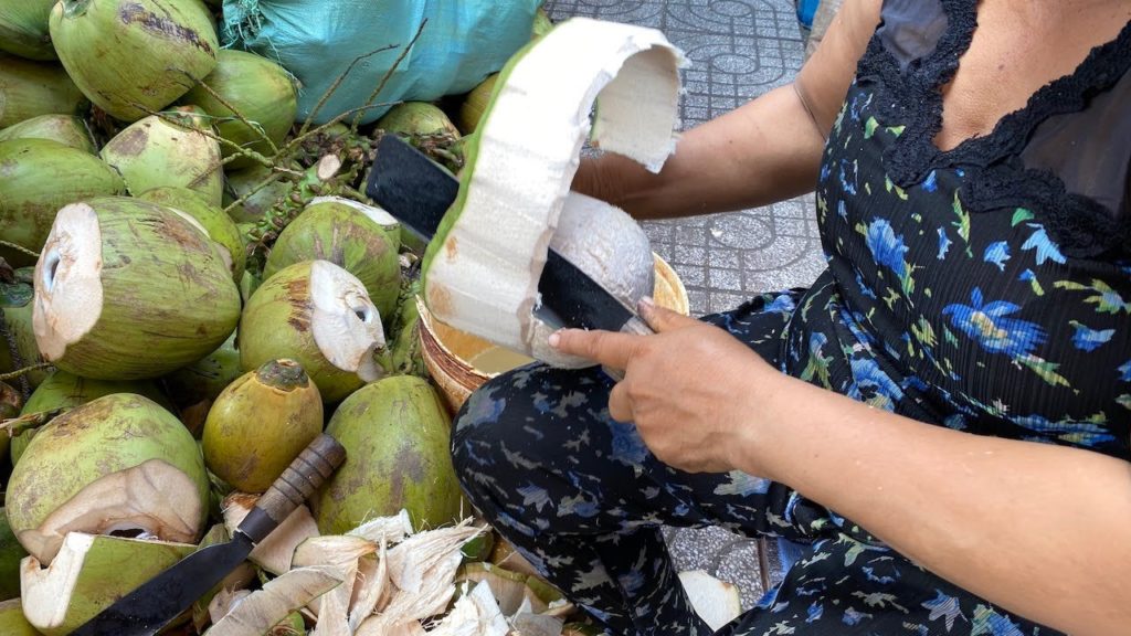 Thót tim cảnh người phụ nữ để dừa trên đùi chặt suốt gần 30 năm