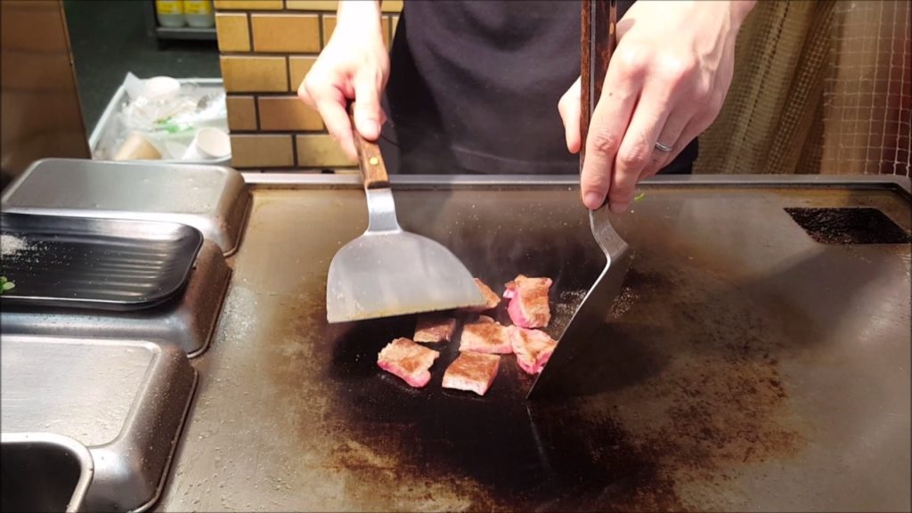 Having Kobe Beef for 2000 JPY in an Osaka market 在大阪菜市場吃神户牛肉 2016