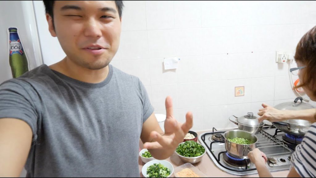Japanese Son Tries Singaporean Mother in Law’s Signature Dish 👩🏻
