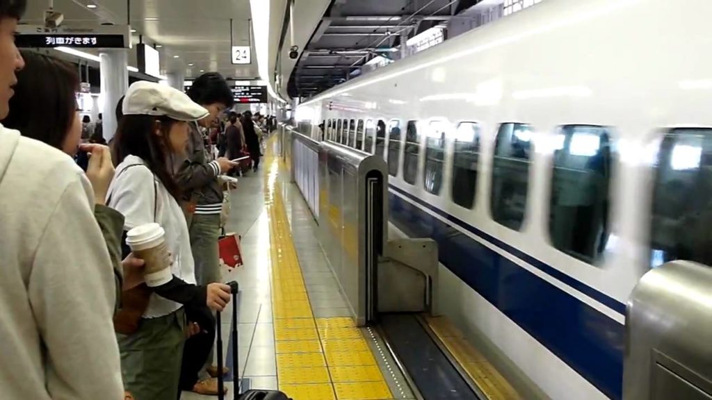 Shinkansen 300 Series "Hikari" arrives Shinagawa bound for Okayama