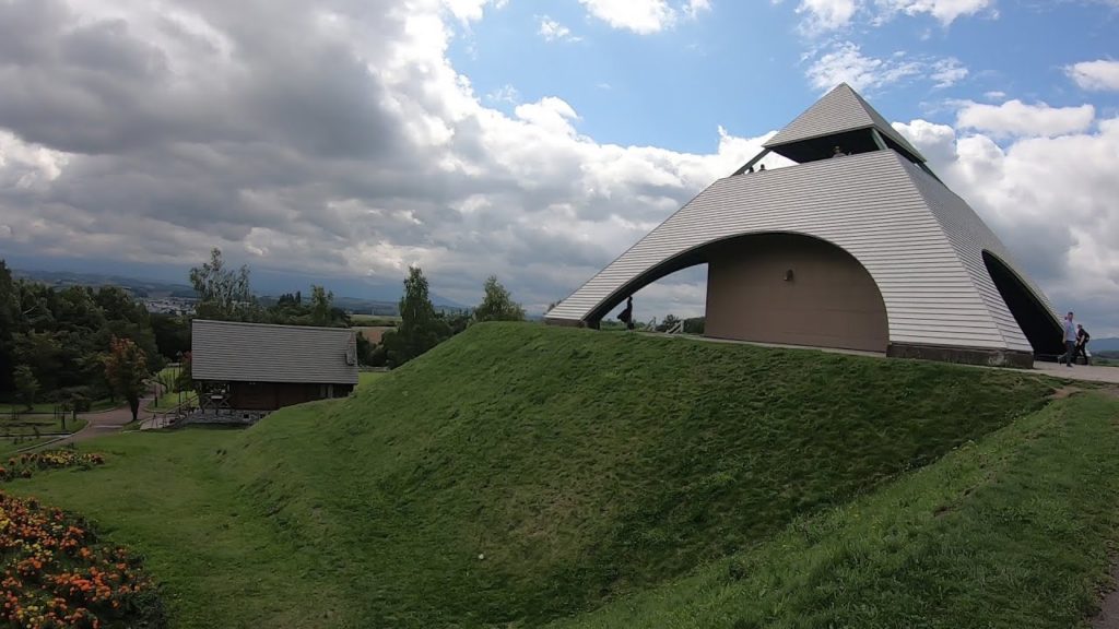 美瑛町【北西の丘】初めての人に見てほしい丘にピラミッド発見　展望塔