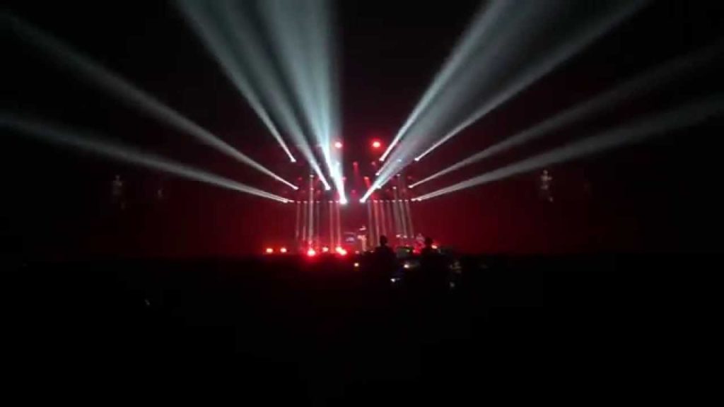 Maroon 5 opening with Animals at Yokohama Arena Japan