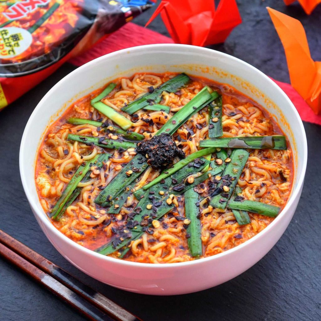 This time some (quite) hot ramen noodles - and a bit of photography elements.