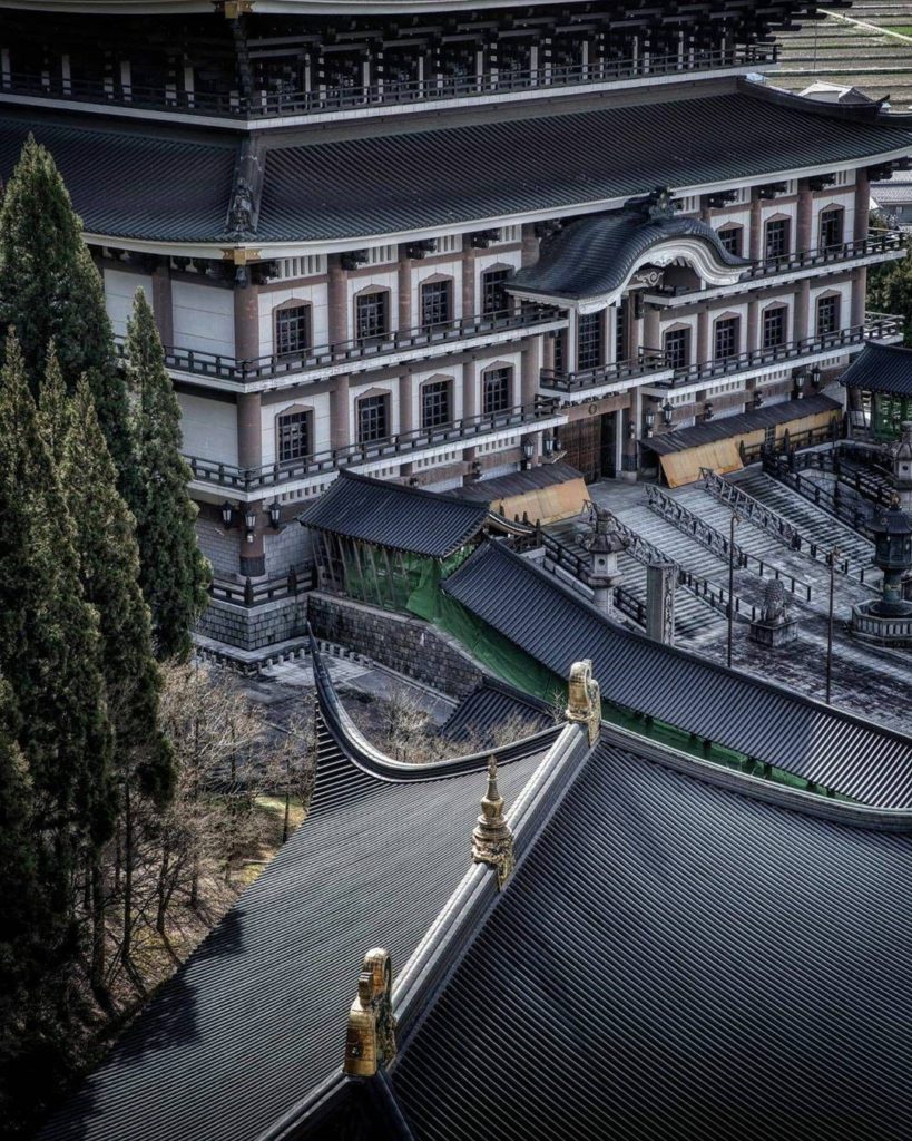 Japan Travel: The Echizen Daibutsu Temple in Fukui Prefecture houses a bronze statue of Buddha… The Echizen Daibutsu Temple in Fukui Prefecture houses a bronze statue of Buddha...