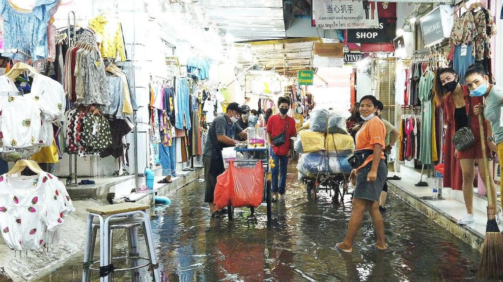[4K] Pratunam Market Bangkok after Heavy Rain in Rainy Season of Thailand