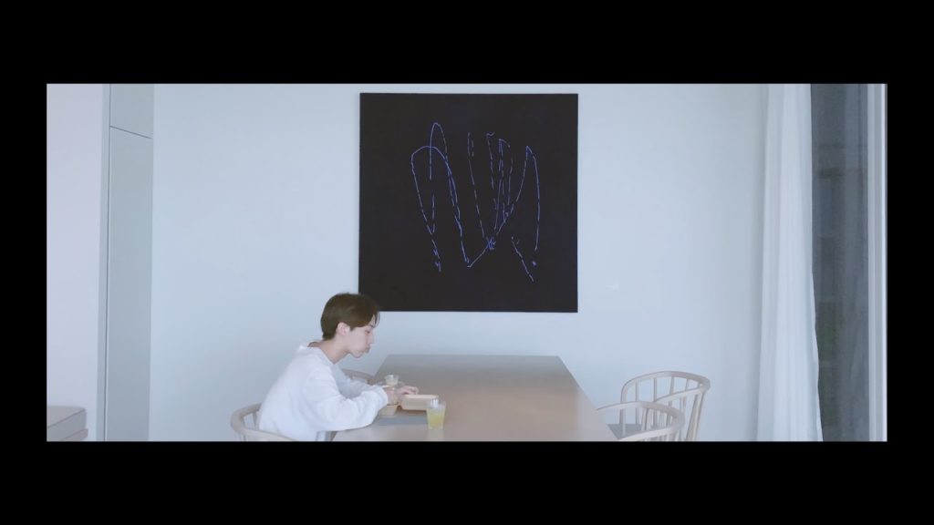 【SF映画みたいなホテルで過ごすモーニングルーティーン】