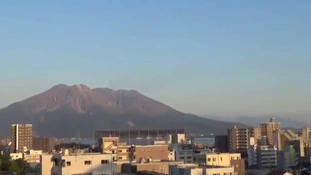 Volcano Sakurajima viewed from Nanshu Park (Kagoshima City) 夕暮れの桜島（鹿児島市の南洲公園にて）