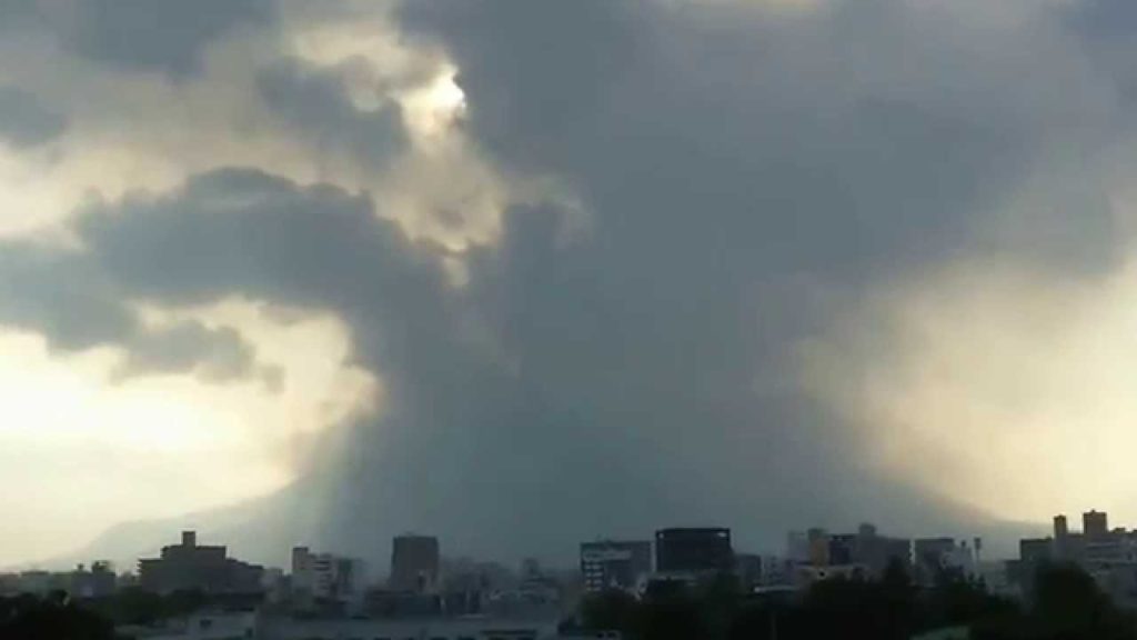 Huge Eruption of Mt.Sakurajima attacks City! End of World!? (AM07:20, 29 May 2015) E'ly wind15m Huge Eruption of Mt.Sakurajima attacks City! End of World!? (AM07:20, 29 May 2015) E'ly wind15m