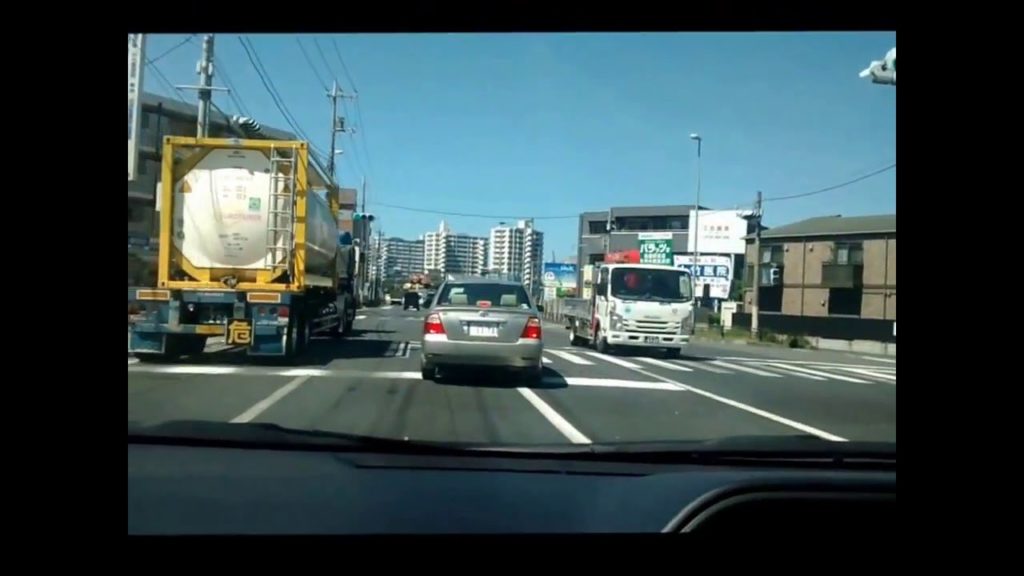 Hack Japan Travel - How to make a right turn at traffic lights in Japan