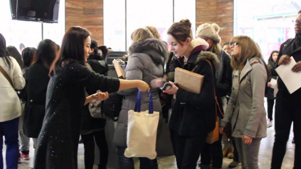 K-pop Photo calendar giveaway at the Korean Cultural Centre K-pop Photo calendar giveaway at the Korean Cultural Centre