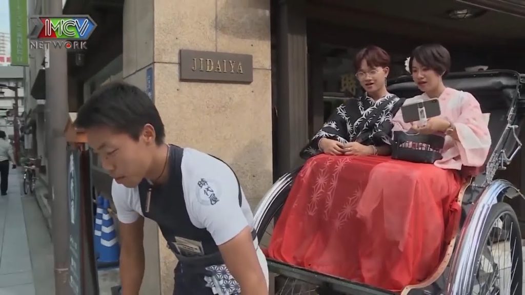 Việt Thi và Winner diện yukata ngồi xe kéo dạo phố Tokyo như trong phim cổ trang Nhật