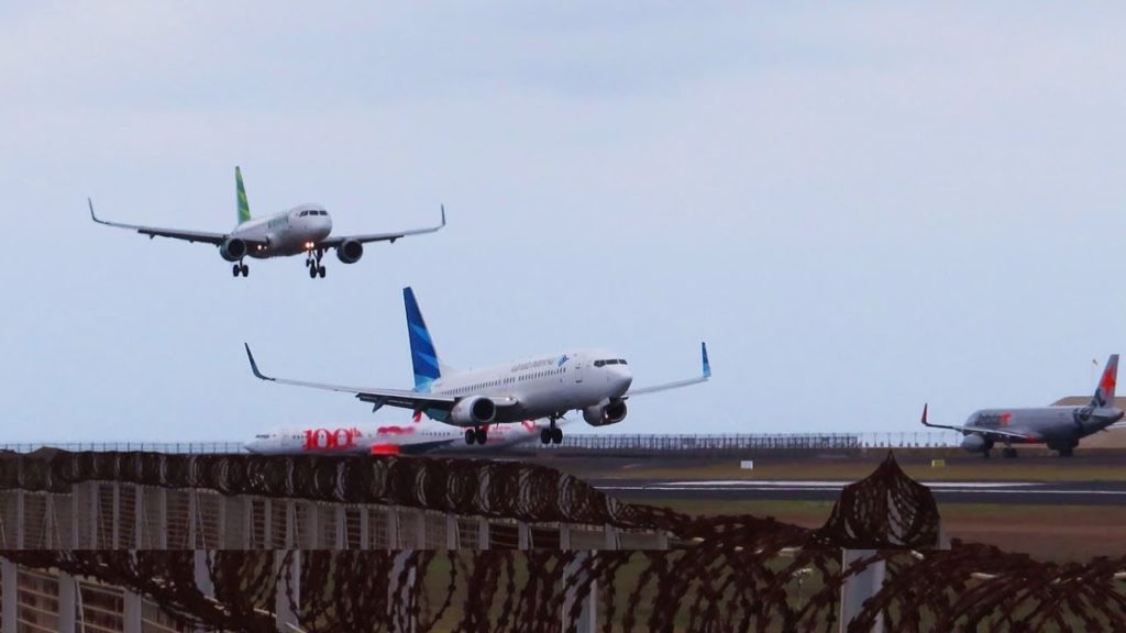 Lihat Dari Dekat Pesawat Mendarat Di Bandara Internasional BALI