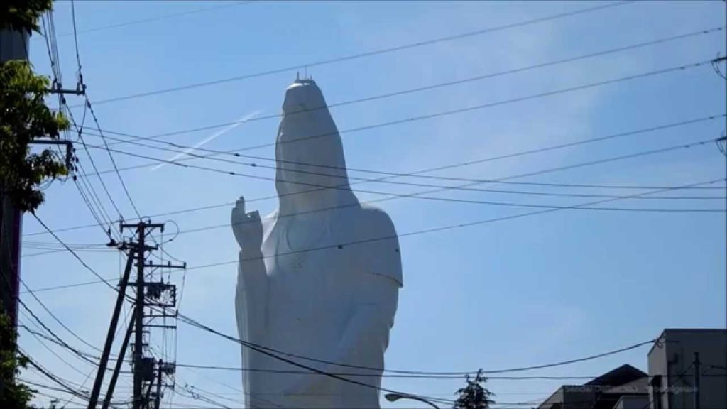 仙台大観音を横切る飛行機雲 Sendai Daikannon and Contrail