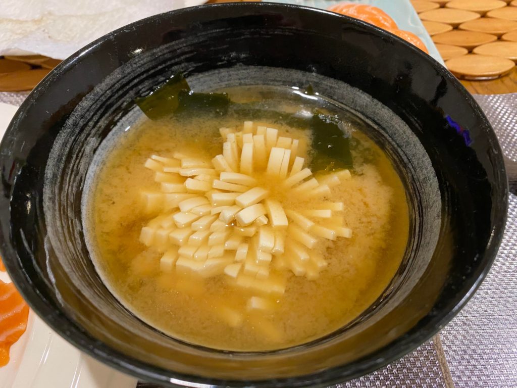 Made a pretty looking Miso soup with Wakame and soft Tofu