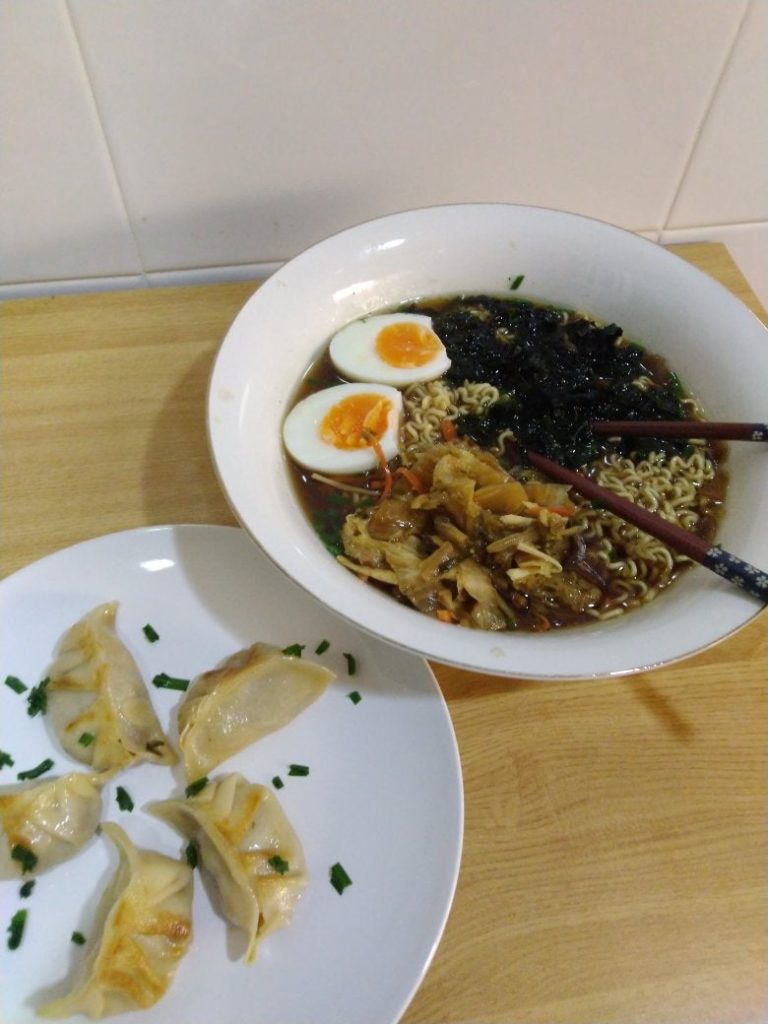 [Homemade] Kimchi gyōzas and spicy ramen