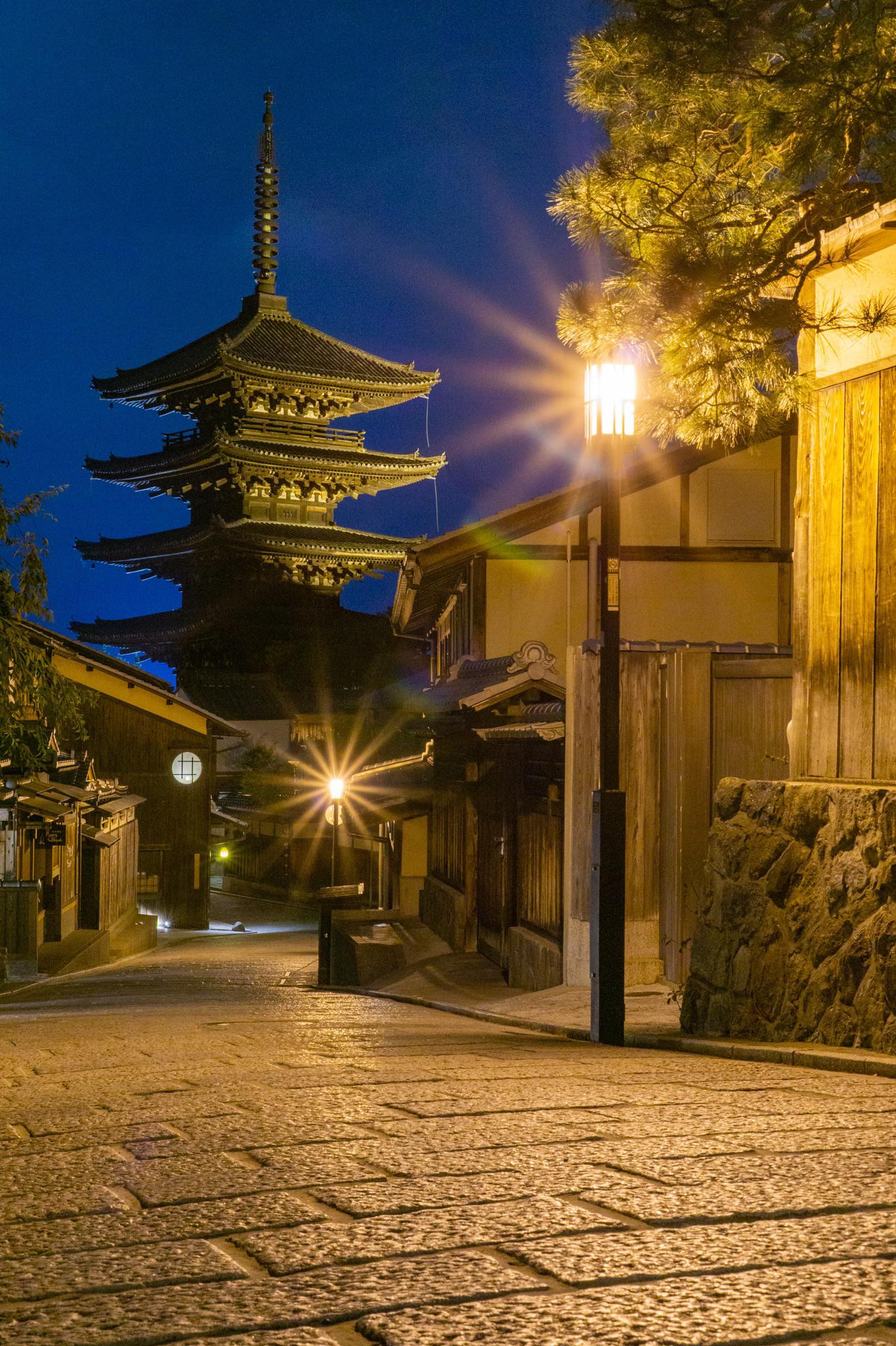 To-ji in Kyoto at night. Not exactly a unique image, but I like it ...